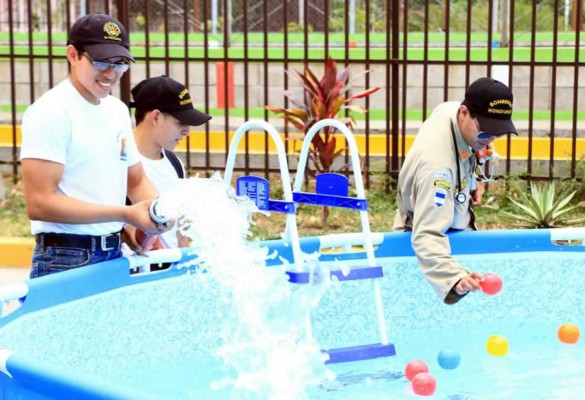 Veraneantes disfrutan de piscinas públicas en El Progreso