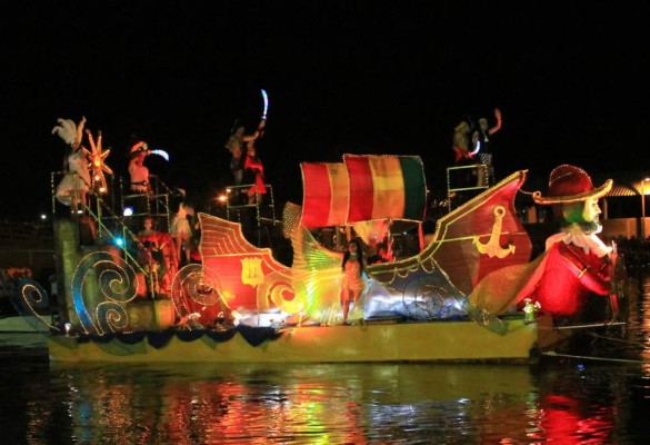 Noche Veneciana llena de colorido Puerto Cortés