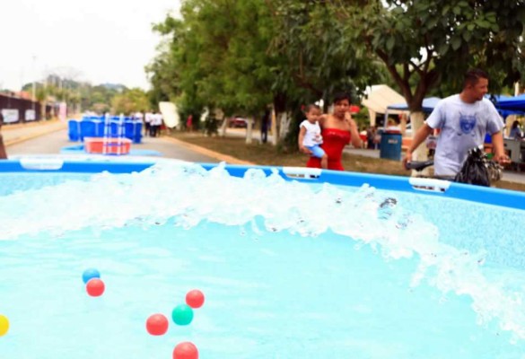 Veraneantes disfrutan de piscinas públicas en El Progreso