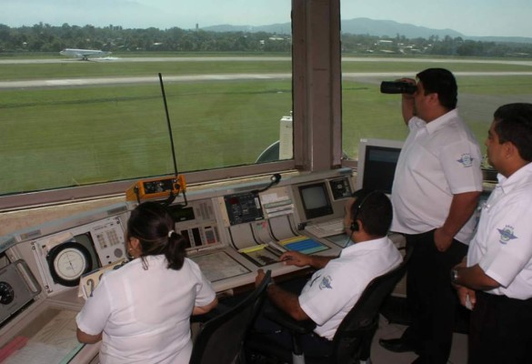 Con equipo de hace 30 años funciona torre en aeropuerto sampedrano