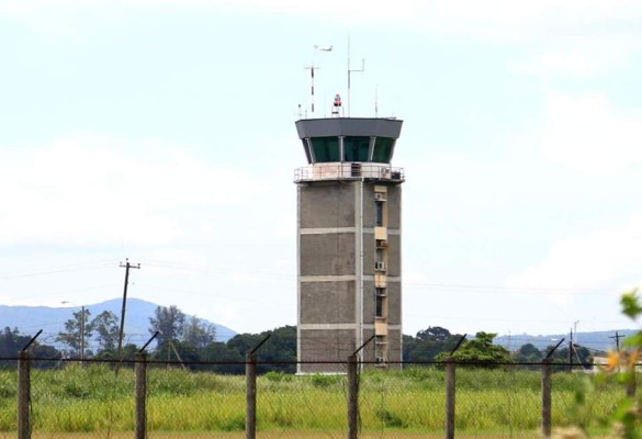 Con equipo de hace 30 años funciona torre en aeropuerto sampedrano
