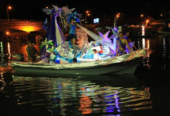 Noche Veneciana llena de colorido Puerto Cortés