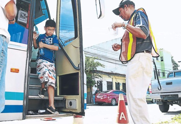 Llegan a San Pedro Sula 52 niños hondureños deportados de México