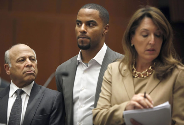 El exjugador Darren Sharper es procesado por violar a dos mujeres