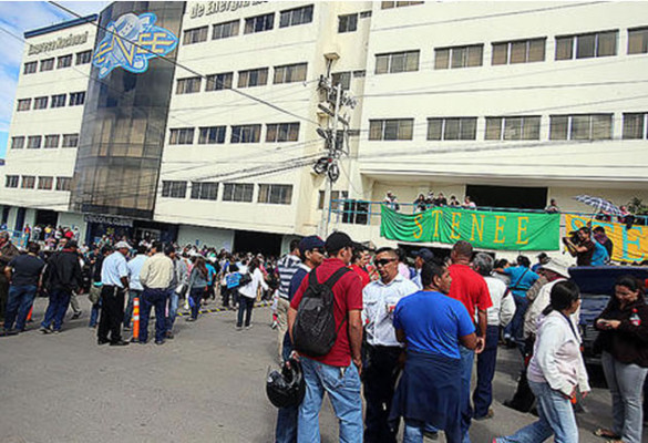 Miembros del sindicato de la Enee protestan en Tegucigalpa