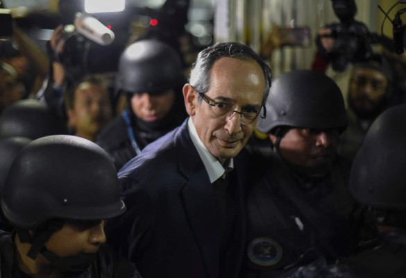 Mandan a la cárcel al expresidente de Guatemala Álvaro Colom y 9 de sus ministros  