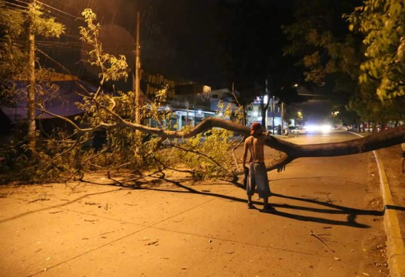 Honduras: Al menos dos heridos dejan vientos huracanados