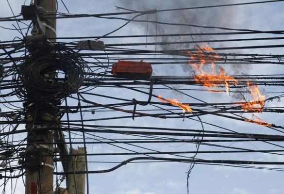 Poste con pegues ilegales arde en llamas y siembra pánico en San Pedro Sula