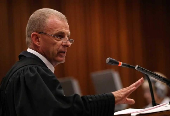 Pistorius reitera su inocencia durante el duro interrogatorio del fiscal
