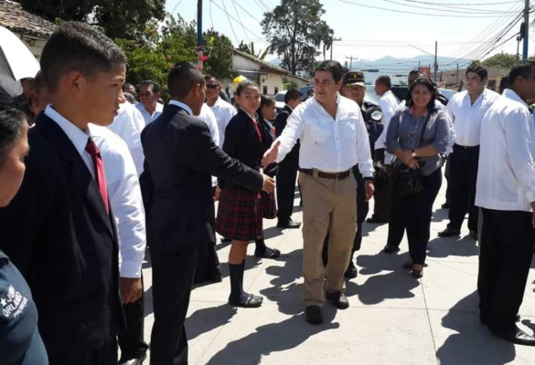 Presidente de Honduras inaugura obra de pavimentación en Siguateque