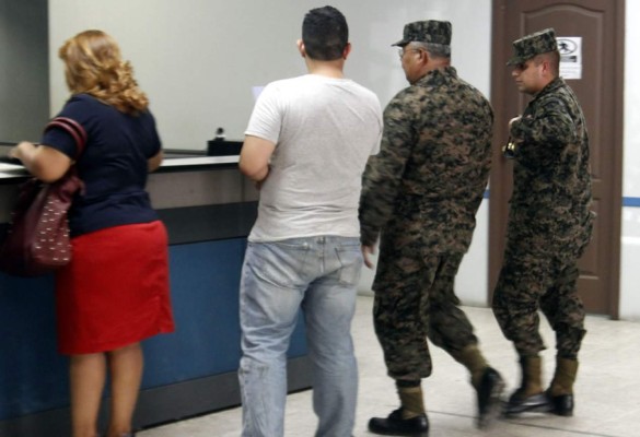 Militares que agredieron a transexual se presentan en el Ministerio Público