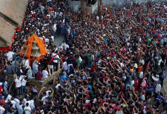 Miles de hindúes y budistas piden protección a la 'niña diosa' de Katmandú  