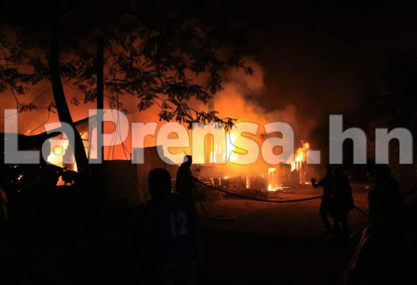 Incendio consume cinco casas en bordo de San Pedro Sula