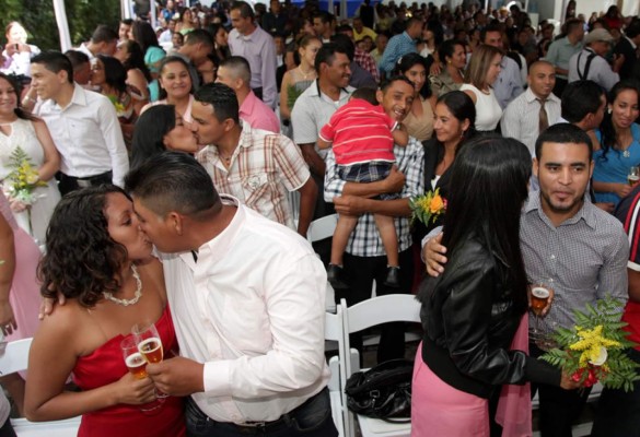 Tegucigalpa: 176 parejas sellan su amor en bodas colectivas