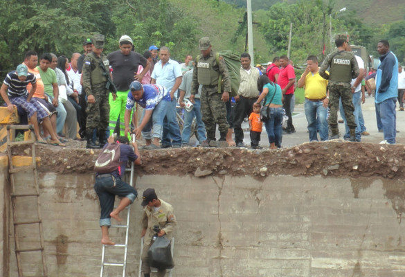 Honduras: Caída de puente deja interrumpido el paso en Planes, Colón