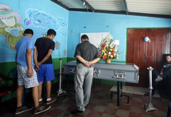 Luto, silencio y dolor en velatorio de jóvenes ultimados en Tegucigalpa