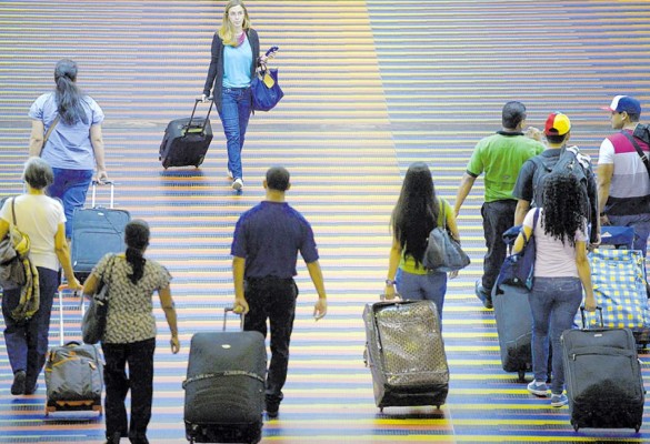 Los viajeros venezolanos sufren la retirada de las grandes aerolíneas internacionales