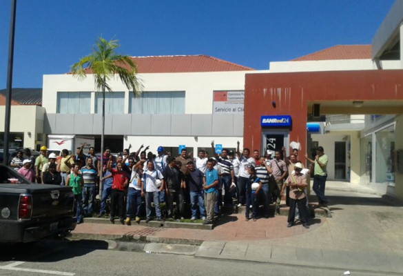 Policía intenta desalojar a transportista en la Empresa Nacional Portuaria