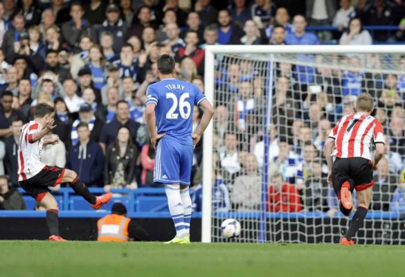 Chelsea cae ante el Sunderland y complica la lucha por el título