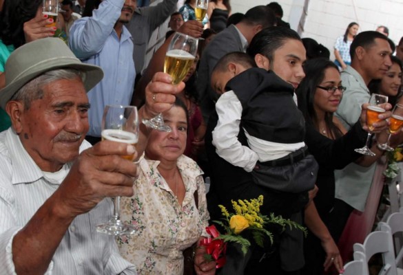 Tegucigalpa: 176 parejas sellan su amor en bodas colectivas