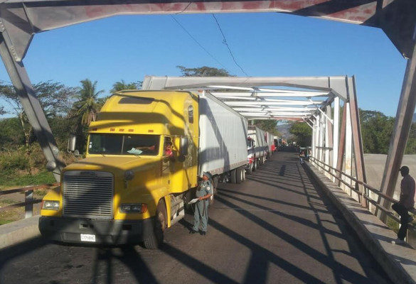 Transportistas hondureños se toman fronteras salvadoreñas