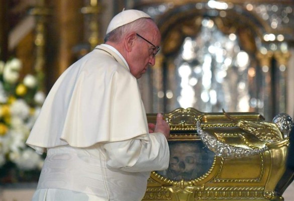 El Papa dice a obispos que no tengan miedo a denunciar abusos contra la gente