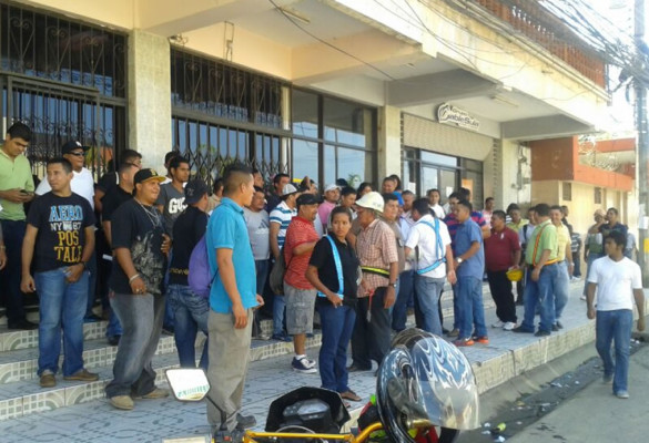 Policía intenta desalojar a transportista en la Empresa Nacional Portuaria