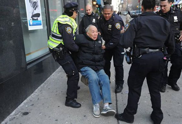 Policías golpean a anciano de 84 años en plena calle de Nueva York