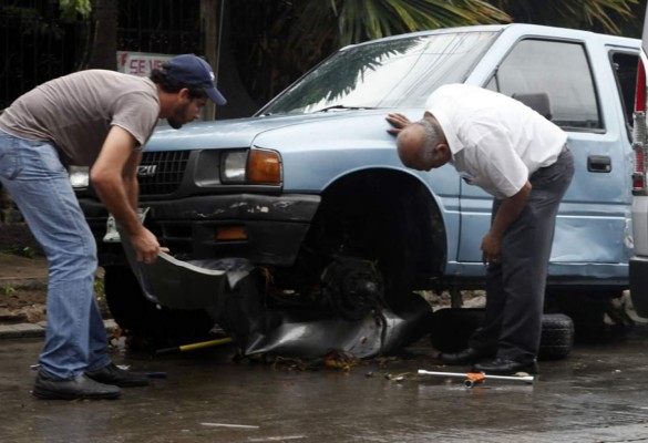 Caos y destrozos en San Pedro Sula por 40 minutos de lluvia  