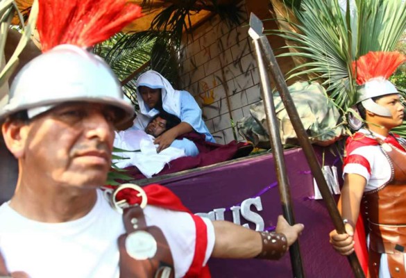 Hondureños acuden con fe a los vía crucis del Viernes Santo