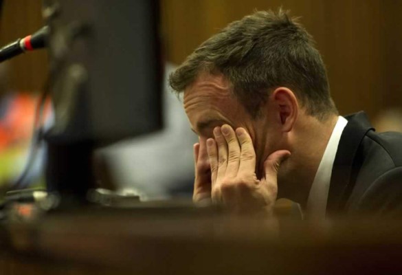 Pistorius reitera su inocencia durante el duro interrogatorio del fiscal