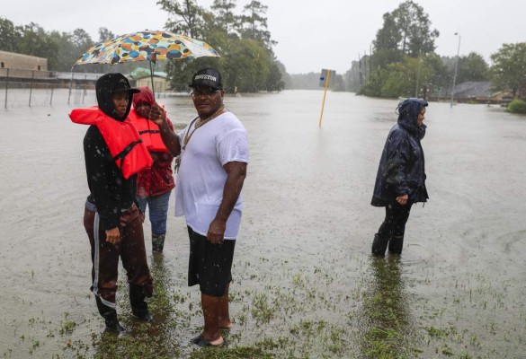 THM11 HOUSTON (ESTADOS UNIDOS), 29/08/2017.- Varias personas son rescatadas de su barrio inundado por el huracán Harvey en Houston, Texas, Estados Unidos, hoy, 29 de agosto de 2017. La tormenta tropical, cuyo ojo se sitúa frente a la costa central de Texas, sigue arrojando este martes fuertes lluvias y se espera que las inundaciones 'empeoren' en el sureste del estado y el suroeste de Luisiana hasta que su centro toque tierra de nuevo este miércoles. EFE/Tannen Maury