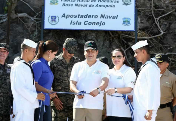 Presidente de Honduras inaugura helipuerto en Isla Conejo