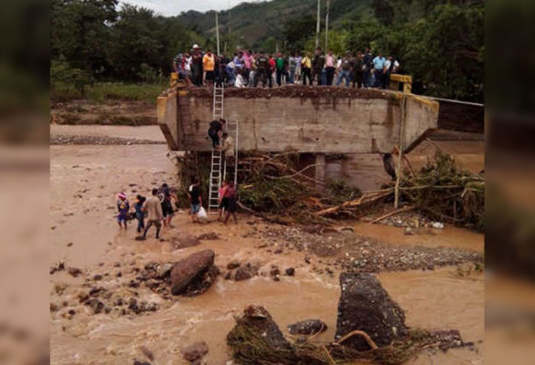 Honduras: Caída de puente deja interrumpido el paso en Planes, Colón