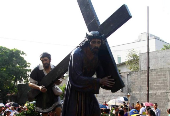 Hondureños acuden con fe a los vía crucis del Viernes Santo