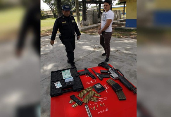 Capturan a hondureño con armas prohibidas y chapa policial en La Ceiba