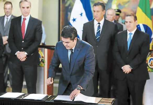 Honduras y Embraer firman convenio