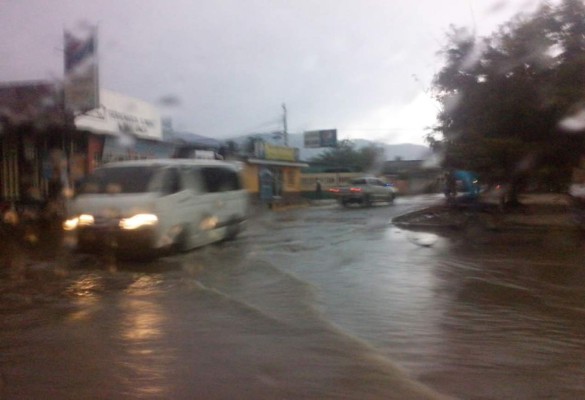 Calles de San Pedro Sula se inundan tras fuerte tormenta