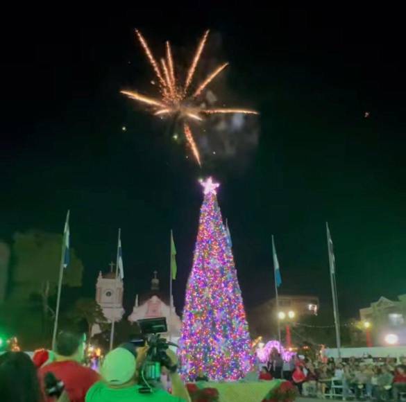 En el parque central de la ciudad, el alcalde Roberto Contreras llevó a cabo una bonita actividad navideña durante la medianoche del 24 de diciembre. 