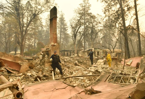 La batalla de un hombre para salvar a su madre de las llamas en California