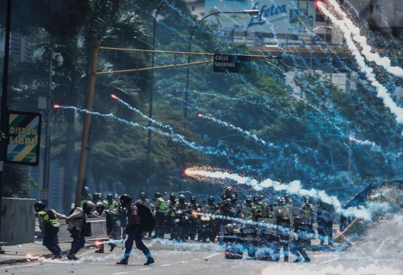 Militares reprimen marcha contra Constituyente de Maduro