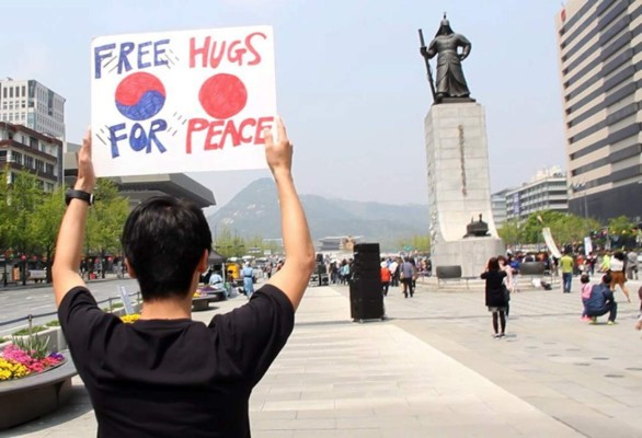 Japonés reparte abrazos por Asia para promover la paz  
