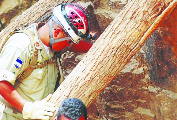 Cuerpos de rescate abandonan mina de San Juan Arriba