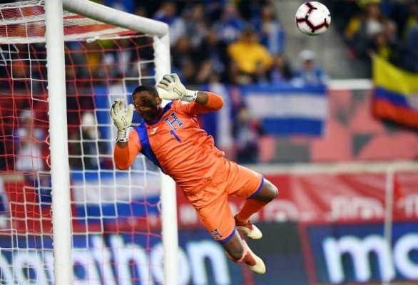 Honduras' goalkeeper Luis Lopez jumps to block the ball during the international friendly football match between Honduras and Ecuador at Red Bull Arena in Harrison, New Jersey, on March 26, 2019. (Photo by Johannes EISELE / AFP)