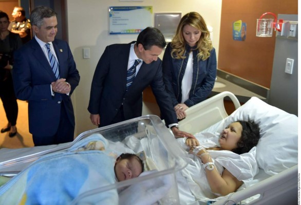 Peña Nieto y Angélica Rivera visitan a víctimas de explosión de gas en hospital