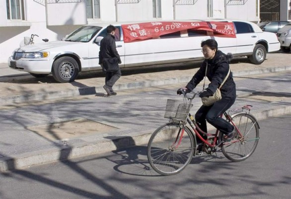Una ciudad china inaugura un carril elevado para bicicletas
