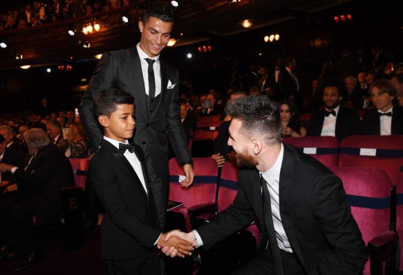 EPA5094. LONDRES (REINO UNIDO), 23/10/2017.- El delantero argentino del F.C Barcelona Lionel Messi (d), saluda al delantero portugués del Real Madrid Cristiano Ronaldo y a su hijo, antes del inicio de los premios FIFA 'The Best' 2017, celebrados en el London Palladium, en Londres (Reino Unido) hoy, 23 de octubre de 2017. EFE/ Andy Rain