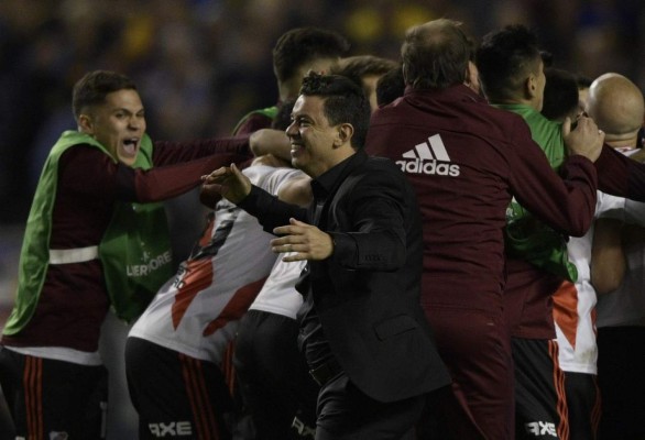 River Plate's coach Marcelo Gallardo and members of the team celebrate after qualifying for the final of the Copa Libertadores final at the end of their semi-final second leg football match against Boca Juniors at La Bombonera stadium in Buenos Aires, on October 22, 2019. (Photo by Juan MABROMATA / AFP)