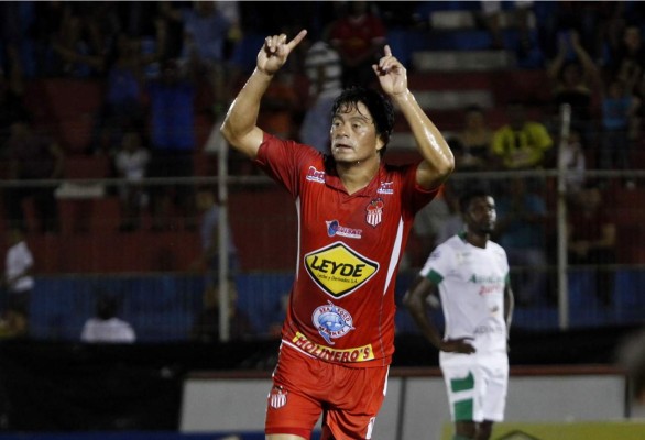 Reynaldo Tilguath marca un golazo ante Platense