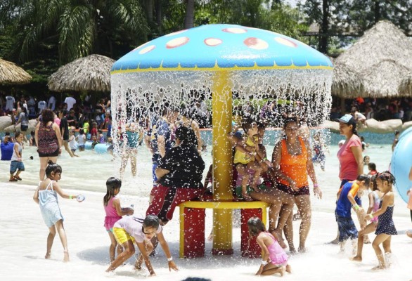 Hondureños abarrotan balnearios para conmemorar el Día del Niño